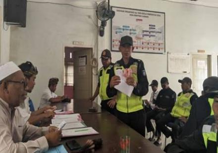 Penyerahan insentif BKD di Kantor Desa